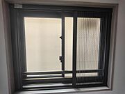 窓にはアコーディオン網戸