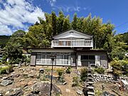 趣ある和の意匠と広々とした庭が調和し、家族の歴史を刻むのにふさわしい風格を漂わせます。