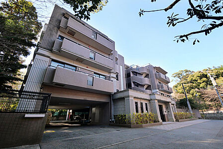 マンション西側には公園があり、都心と忘れてしまうほどの立地。