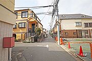 物件の南側前面道路（東側から）［2026年2月24日撮影］