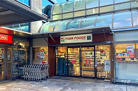 ヨークフーズ with ザ・ガーデン自由が丘(中野店)の外観