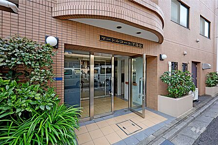 エントランス。TVモニター付きインターホンなのでセキュリティ面でも安心です。宅配ボックスも設置あり。