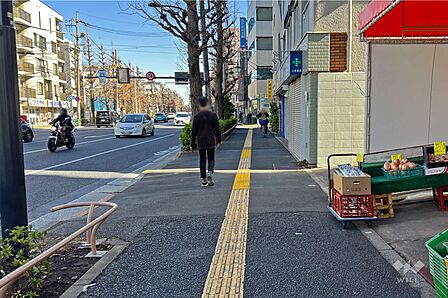 敷地北側は青梅街道に面しています。