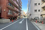 敷地の南側前面道路（西側から）