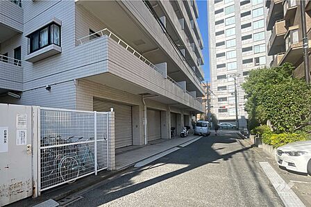 敷地内駐車場(屋内平面式・シャッター付き)