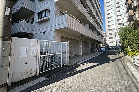 敷地の東側前面道路(南側から)