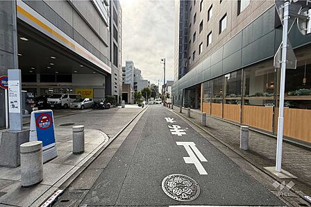 敷地西側の前面道路