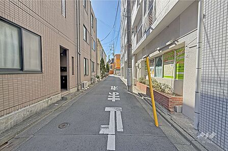 敷地の東側前面道路(北側から)