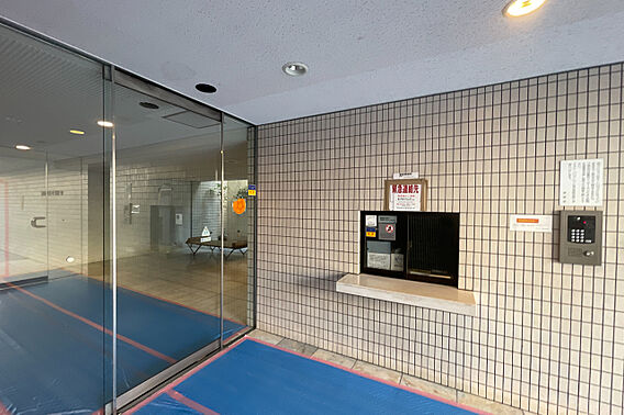 エントランスは...