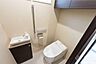 トイレ：トイレ。コンパクトで使い勝手の良いトイレです。洗面台が独立し、お手入れがしやすいのも魅力です。