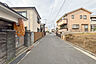 外観：物件の西側前面道路（南側から）。周辺は一戸建が並ぶ住宅地です。平坦地の為自転車での移動が便利です！