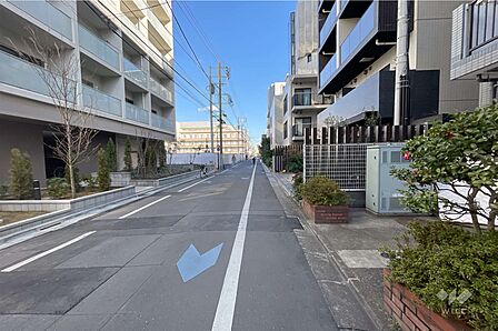 敷地北側の前面道路（西側から）