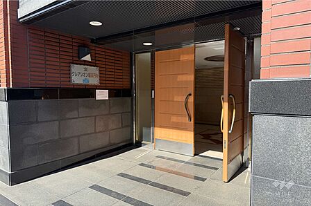 大きく開放感のあるエントランス入口です。屋根があるため、悪天候の日でも雨に濡れることなく出入りができます。