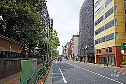 敷地北西側の前面道路（北東側から）