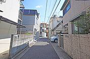 物件の東側前面道路（北側から）［2025年9月1日撮影］