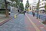 その他：敷地西側の前面道路。二車線のバス通りです。
