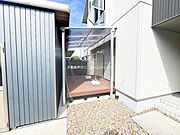 屋根付きのウッドデッキあり