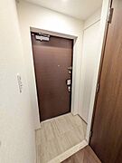 白を基調とした壁紙とダウンライトの柔らかな光が、ご家族やご来客される方を優しく迎え入れます。