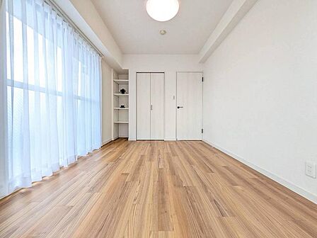 収納付きで、主寝室・子ども部屋・ワークスペースなど、ライフスタイルに合わせて柔軟に活用可能。家具の配置もしやすく、暮らしのイメージが広がる空間です。