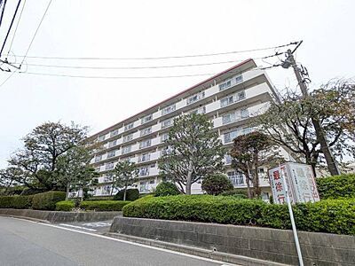 外観:緑豊かな植栽に囲まれた、ゆとりある佇まいのマンション。きれいに整えられた共用部からも、管理の良さが感じられます。 外観:緑豊かな植栽に囲まれた、ゆとりある佇まいのマンション。きれいに整えられた共用部からも、管理の良さが感じられます。