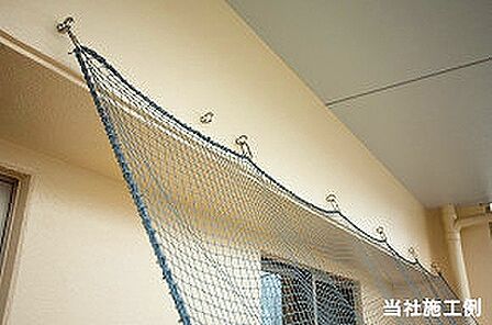 防風ネット用フック　潮風害や強風害に考慮して、バルコニーに防風ネット用フックを標準採用しました。台風時の強風を軽減し、住まいを過酷な環境から守ります。（ネットは有料オプション）