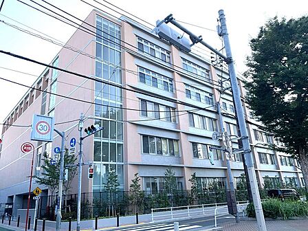 浜川小学校・・約約4分 校舎を建て替えしたばかりです。