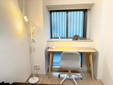 洋室5.0帖のお部屋に机を配置してみました。