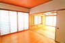 室内：約15帖の1階洋室です。