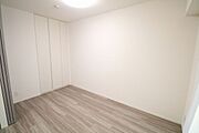 リビング横の約5帖居室です。