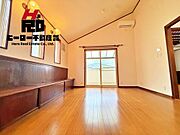 言葉が生まれる場所。このドアの向こうに広がるたくさんの笑顔、尽きることないたくさんの言葉、家族の時が始まるこの場所はデザインと質感が調和した心地よい場所。