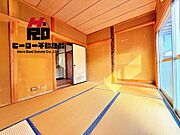 光が心地よく差し込む、落ち着きある和のリビング空間です。