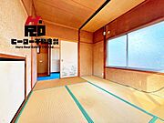 やさしい自然光に包まれた和のリビング。畳のぬくもりが、心落ち着くひとときを演出します。