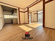 明るく開放的な空間が広がるLDK。室内には豊かな陽光が注ぎ込み、爽やかな住空間を演出。ホームパーティーでもゲストと一緒に料理を楽しみながら楽しい時間を過ごせそう。