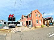 買い物施設が身近に揃う便利な立地。周辺交通量も少なく、子育て世帯にも安心の住まいです。
