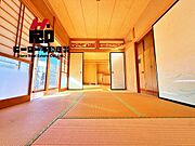 豊かな陽光に照らしだされる素敵な空間に感動すら覚えます。窓には木々の緑が木漏れ日と共にまるで絵画のように美しく映し出されます。季節を問わず華やいだ素敵な風景をお楽しみいただけます。　　　