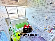 1日の疲れを取り心身を癒すことができる住まいの中のリラクゼーション空間。リラックスできるようシックなカラーで時を忘れるほどのんびりできる空間です！