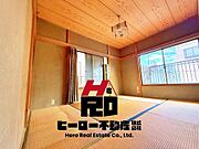 南向きに配置されたお部屋には、窓から明るく優しい日の光が差し込み、作りだこちらは2階和室になります。すその空間からはご家族の時間を大切にする作り手の想いが伝わってくるようです。