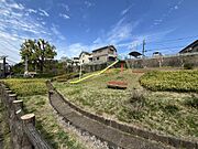 建物の道路向かえは公園