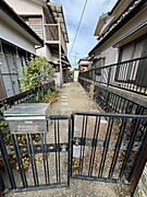 路地状敷地の中間付近の門扉　