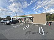 ファミリーマート　上牧町三軒屋店まで600メートル