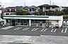 周辺：ファミリーマート横浜和泉町店：食品や飲料、日用品などがそろう24時間営業のコンビニ。ちょっとした買い物にも便利な身近な店舗です。