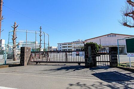 平塚市立崇善小学校 徒歩2分。 140m