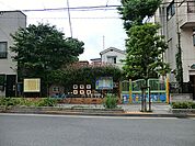 聞く、話す事を通して、感謝する心、思いやる心を育てていきます。保護者の方の勤務時間、通勤時間を考慮して午後10時までの延長保育を実施し、家庭的な雰囲気を大切にしています。