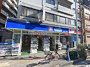 1階は日用品や薬を、2階は化粧品のフロアとなっています。
