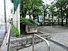 周辺：2013年にリニューアルしました。野球も出来る広い公園です。