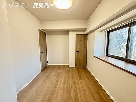 5.8帖洋室5.8帖の空間を最大限に活用できるよう、クローゼットがスッキリとした暮らしをサポートします。ナチュラルなトーンのお部屋にはどんな家具も調和します。