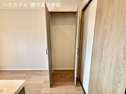 キッチン横の収納は嬉しい扉付