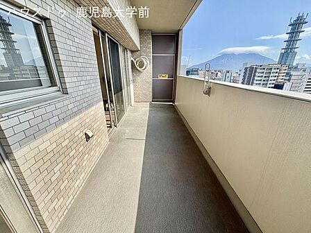 広々としたバルコニーは洗濯物を干すだけではもったいない特等席