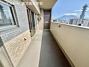 広々としたバルコニーは洗濯物を干すだけではもったいない特等席