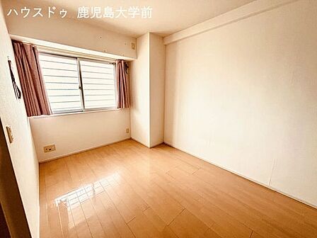 一番広いこの洋室は、主寝室に最適です。※家具などはAIで消しています